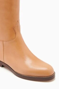 ULLA JOHNSON Ninia Riding Boot - Dune 10 ULLA JOHNSON Ninia Riding Boot - Dune -Chic Clothing Store FA231016 RIDINGBOOT CAMMELLO c r web