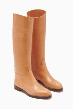 ULLA JOHNSON Ninia Riding Boot - Dune 11 ULLA JOHNSON Ninia Riding Boot - Dune -Chic Clothing Store FA231016 RIDINGBOOT CAMMELLO d r web