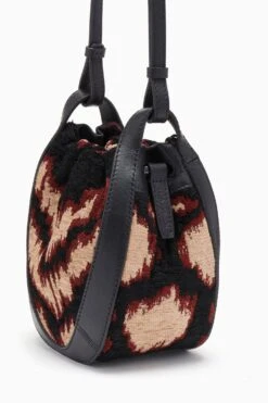 ULLA JOHNSON Lee Pouch - Obsidian 9 ULLA JOHNSON Lee Pouch - Obsidian -Chic Clothing Store FA231123 LEEPOUCH GEOJACQUARD c r web