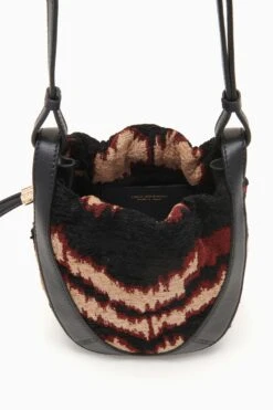 ULLA JOHNSON Lee Pouch - Obsidian 10 ULLA JOHNSON Lee Pouch - Obsidian -Chic Clothing Store FA231123 LEEPOUCH GEOJACQUARD d r web