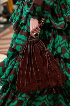 ULLA JOHNSON Adria Large Pleated Wave Bag - Mahogany 11 ULLA JOHNSON Adria Large Pleated Wave Bag - Mahogany -Chic Clothing Store UJ AW23 look54B ArmandoGrillo 1