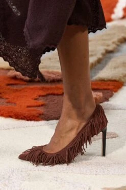 ULLA JOHNSON Inez Fringe High Heel - Mahogany -Chic Clothing Store UJ AW23 look7B ArmandoGrillo 2c981224 5c00 4214 a957 1736b56f297a